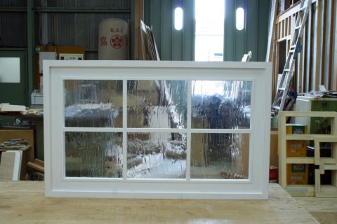 枠付きFIX窓（白塗りつぶし仕上げ、泡入りガラス、格子付き）