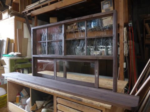 上部泡入りガラスのFIX窓、下部引き違い戸のキッチン造作窓（リビング側）/okamoku