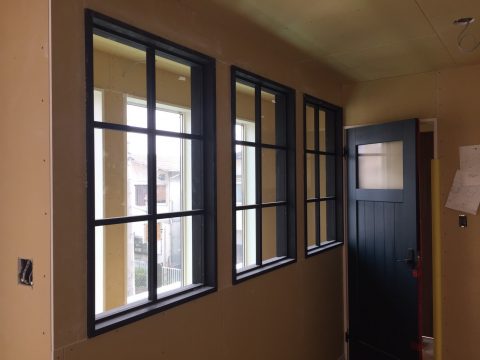 室内窓（FIX窓）黒色塗りつぶし仕上げ3連/okamoku