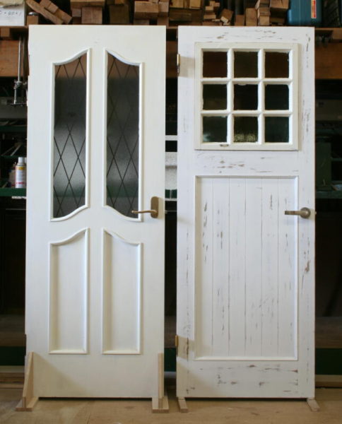 既存ドア（左）と新しく交換するドア（右）