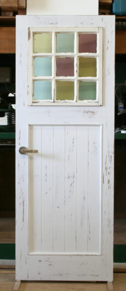 アンティークの木製格子窓をはめ込んだアンティーク仕上げの室内ドア