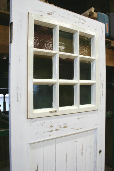 アンティークの木製格子窓