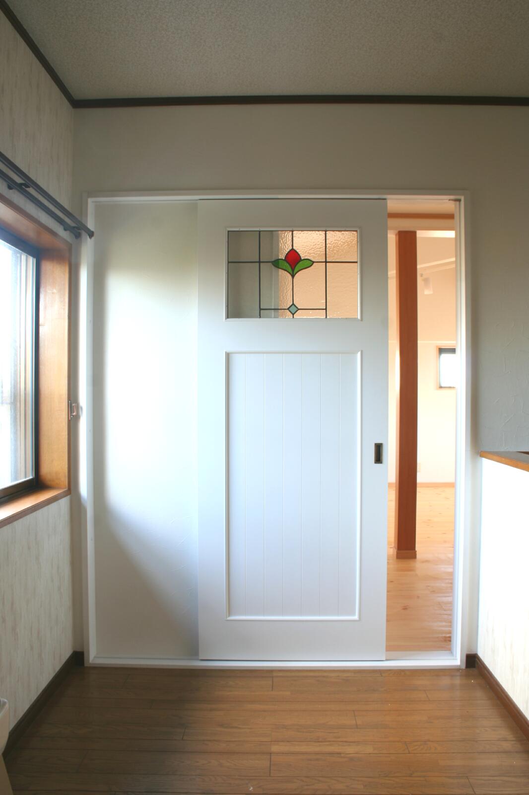 白塗りつぶし仕上げのステンドグラス引き戸 室内ドア製作事例028 室内ドア工房 Okamoku